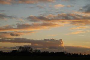 Sonnenuntergang im das Niederlande, Wolken, Farben foto