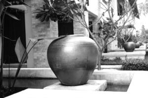 enorm Vase, wenig Teich, modern Design, koh Samui Insel, Thailand foto