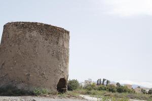 Wachturm entlang das Küste von welche Sie können sehen viele von im Spanien foto