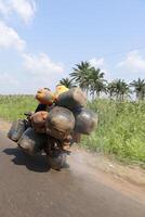 Transport auf ein Fahrrad im Benin foto