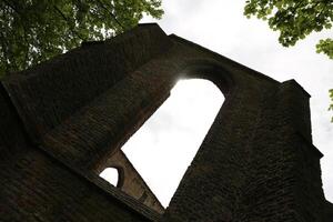 ruiniert Kirche, Ruinen von ein Kirche Das war Einmal geschlagen durch Blitz im oude Niederdorp, das Niederlande foto