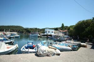 gemütlich Hafen im ein Dorf von Lesben, Griechenland foto