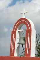 Glocke und Kreuz von ein Kirche foto