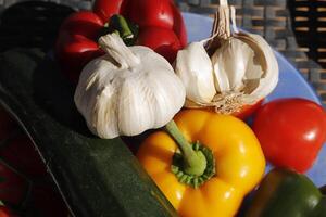 Tomaten, Zucchini, Glocke Pfeffer, Knoblauch foto