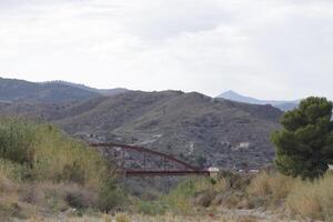 rot Brücke führt zu das Dorf Kantorin, Almerien, Spanien foto