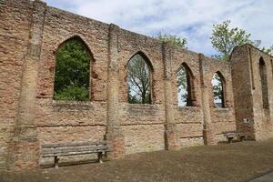 ruiniert Kirche, Ruinen von ein Kirche Das war Einmal geschlagen durch Blitz im oude Niederdorp, das Niederlande foto