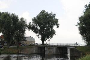 Spaarndam, ein nett Dorf gelegen auf das spaarne Fluss und ein See. das Schlösser sind charakteristisch von diese Ort., das Niederlande foto