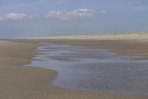 niedrig Tide beim das Strand foto