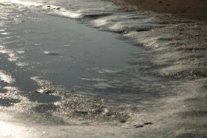 toll, noch nie gesehen es Vor, Eis auf das Salz- Wasser und Sand, Strand, Norden Meer, Winter im das Niederlande foto