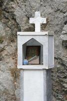 griechisch Häuser, Denkmal zu ein Verstorbene Person foto