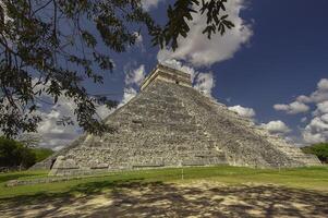 Pyramide von Chichen Itza, gefiltert durch Vegetation foto