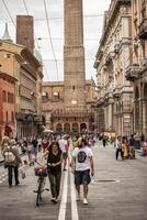 Bologna Italien 17 Juni 2020 über rizzoli im Bologna Italien mit seine historisch Gebäude und das asinelli Turm beim das Ende foto