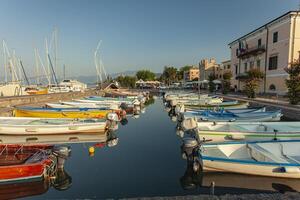 Bardolino Italien 16 September 2020 Hafen auf Garda See von Bardolino mit farbig Boote foto