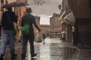 ferrara Italien 29 Juli 2020 anregend Aussicht von das Straße Das führt zu Piazza trento trieste im ferrara im Italien mit Menschen im ihr Täglich Leben foto