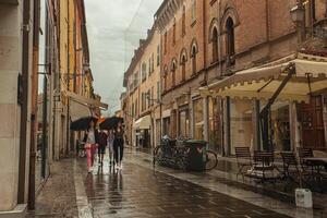 ferrara Italien 29 Juli 2020 anregend Aussicht von ein Straße im das historisch Center von ferrara ein Italienisch Stadt foto