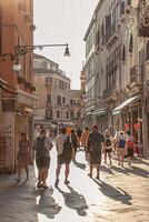 Venedig Italien 2 Juli 2020 Touristen gehen im Venedig Straße foto