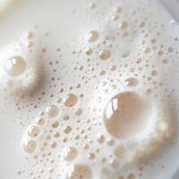 Nahansicht von Luftblasen im Milch foto