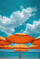 entspannend Strand Szene mit Orange Strand Regenschirme und Blau Himmel mit Weiß Wolken im das Hintergrund foto