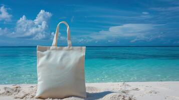 ein Weiß Tasche Tasche auf ein Strand. foto