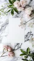 Antenne fotografieren Flatlay Stil mit leer Kunst Papier, oben auf sauber Marmor Weiß Tabelle oben und frisch Blumen platziert um das Anzeige, foto