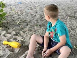 Junge spielen im Sand auf das Strand. . Sommer- und Kindheit Konzept. foto