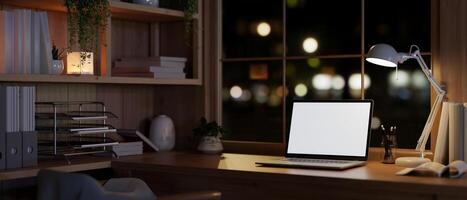 ein modern, Jahrgang, und gemütlich Zuhause Büro Arbeitsplatz beim Nacht mit ein weißer Bildschirm Laptop Attrappe, Lehrmodell, Simulation. foto