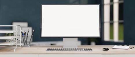 ein weißer Bildschirm Computer Attrappe, Lehrmodell, Simulation und Büro liefert auf ein hölzern Schreibtisch im ein modern Zuhause Büro. foto
