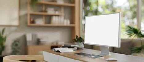 ein modern skandinavisch CEOs Büro oder Zuhause Büro mit ein Computer Attrappe, Lehrmodell, Simulation auf ein hölzern Tisch. foto