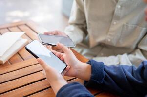 zwei Menschen Teilen Kontakt die Info oder übertragen Dateien durch bringen zwei Smartphones schließen zusammen. foto