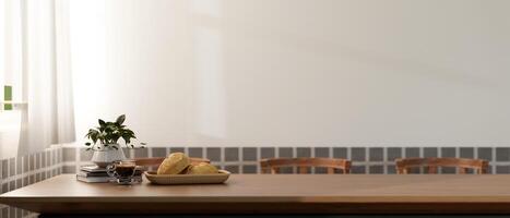 ein hölzern Essen Tabelle in der Nähe von das Fenster im ein minimalistisch Essen Zimmer mit ein Weiß Mauer. foto