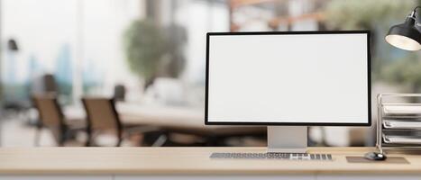 ein Computer mit Büro liefert auf ein Tabelle mit ein verschwommen Hintergrund von ein zeitgenössisch Treffen Zimmer. foto