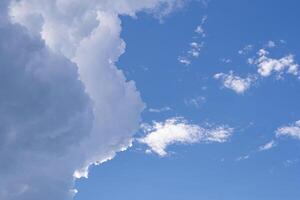 niedrig Winkel Aussicht von Wolken im das Himmel. Raum zum Text foto