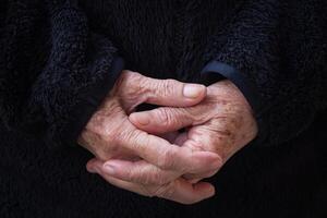 Nahansicht von Hände Senior Frau trat bei zusammen zum Gebet. Konzept von alt Menschen und Religion foto