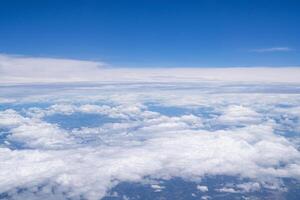 schön Aussicht von Flugzeug Fenster über das Wolken. hell Blau Himmel und Weiß Wolken. Horizont Hintergrund mit Kopieren Raum. foto
