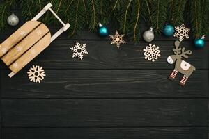 Weihnachten oder Neu Jahr dunkel hölzern Hintergrund, Weihnachten schwarz Tafel gerahmt mit Jahreszeit Dekorationen, Raum zum ein Text, Aussicht von über foto