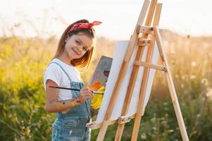 Ausbildung, Schule, Kunst und Painitng Konzept - - wenig Schüler Mädchen Gemälde Bild. foto