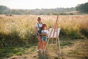 jung Mutter und ihr Tochter haben Spaß, Mutter Tag. lächelnd Mutter mit schön Tochter zeichnet Natur. foto