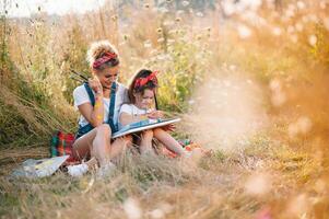 jung attraktiv Mutter unterrichtet Tochter Gemälde im Sommer- Park. draußen Aktivität zum Schule Alter Kinder Konzept. foto