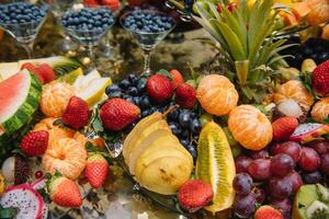 frisch organisch Früchte Hintergrund. gesund Essen Konzept. frisch, exotisch, organisch Früchte, Licht Snacks im ein Teller auf ein Buffet Tabelle foto