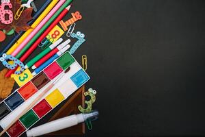 zurück zu Schule Konzept. Schule und Büro liefert auf Tafel Hintergrund. eben legen mit Kopieren Raum. foto