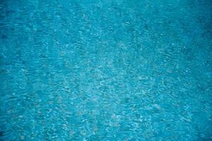 Wasser Wellen auf Blau gefliest Schwimmen Schwimmbad Hintergrund. Aussicht von über. foto