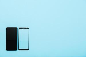 Clever Telefon mit temperiert Glas Schild, Film Bildschirm Startseite .Schutz Konzepte Ideen. Blau Hintergrund foto