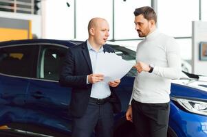 das Verkäufer und das Käufer im das Auto Show foto