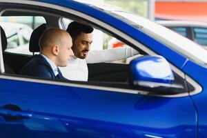 das Verkäufer und das Käufer im das Auto Show foto