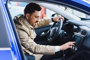 das Verkäufer und das Käufer im das Auto Show foto