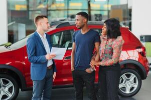 glücklich Frau Empfang ein Neu Auto von ihr Mann beim Händler foto