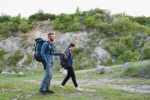 ein Paar von Touristen im Zeit von Ausflug Stahl und bewundern das schön Berg Landschaft. das Kerl Umarmungen das Mädchen. das Konzept von Liebe, Zärtlichkeit und Erholung foto