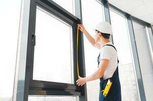 Fachmann Heimwerker Installation Fenster beim heim. foto