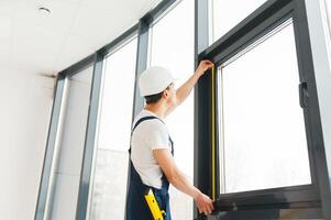 Fachmann Heimwerker Installation Fenster beim heim. foto