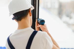 Fenster Monteur mit schnurlos bohren foto